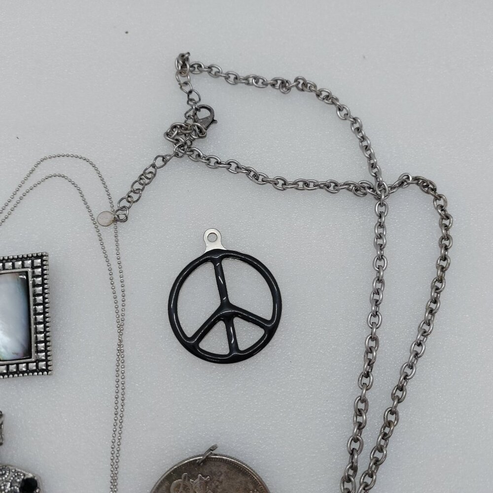 Lot Of 7 Pieces Jewelry Silver Tone Necklace, Brooch Pin & Pendants - Picture 6 of 12